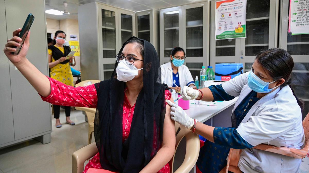 देश में धीमी पड़ी वैक्सीनेशन की रफ्तार (फोटो: PTI)