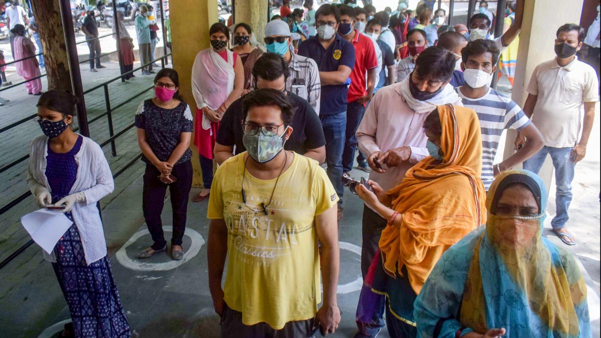 वैक्सीनेशन सेंटर्स पर लग रही हैं लंबी कतारें (PTI)
