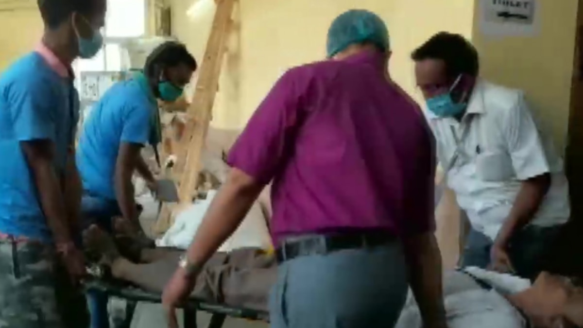 मतगणना के दौरान बेहोश हुआ कर्मचारी (फोटो- ANI)