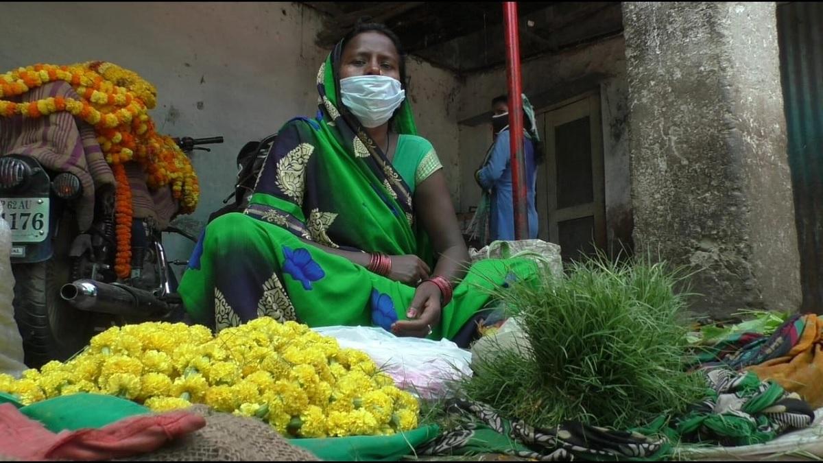कोरोना कर्फ्यू का असर वाराणसी के फूल कारोबार पर भी पड़ रहा है. (तस्वीर- आजतक)
