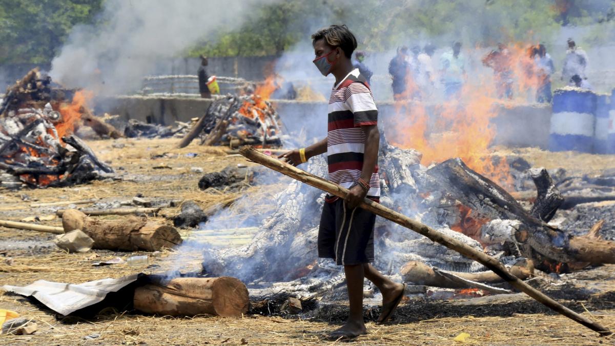 कोरोना के कारण गांवों में जा रही हैं कई जानें (फोटो: PTI)