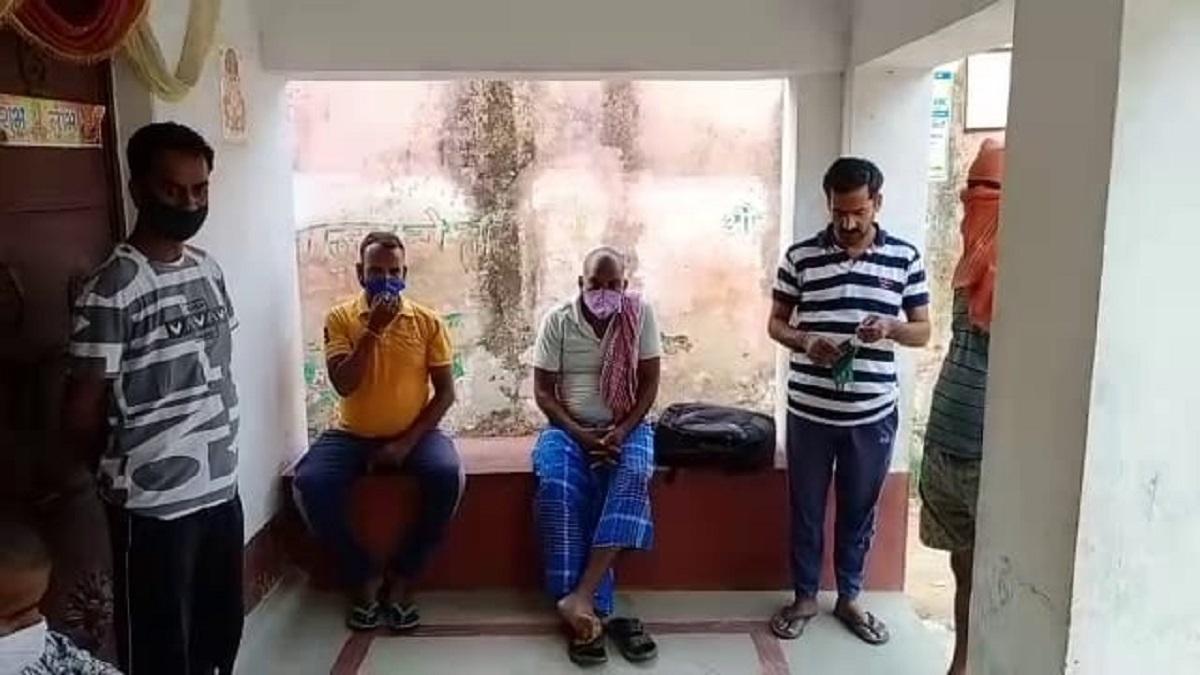 मुंगेर के बेलबिहमा गांव में इलाज के लिए प्रतीक्षारत बैठे मरीज.