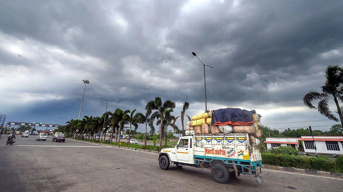 साइक्लोन यास के आज ओडिशा में टकराने के आसार हैं.