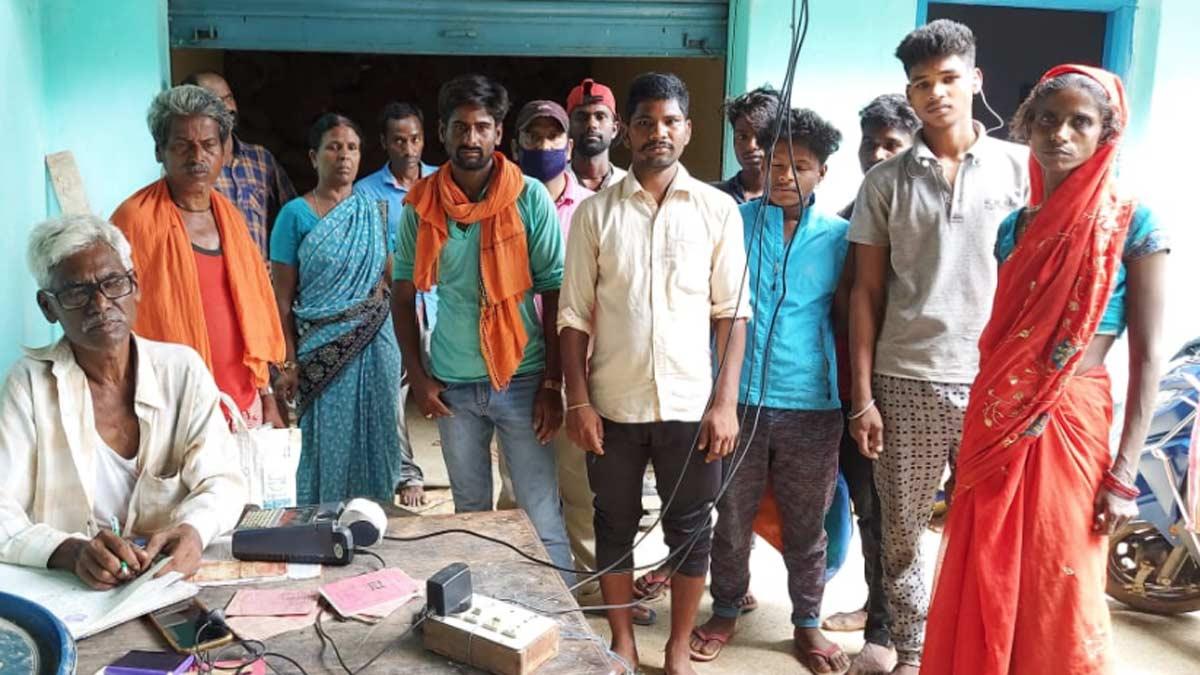 लाभार्थियों ने की मिलावटी चावल की शिकायत (फोटो-आजतक)