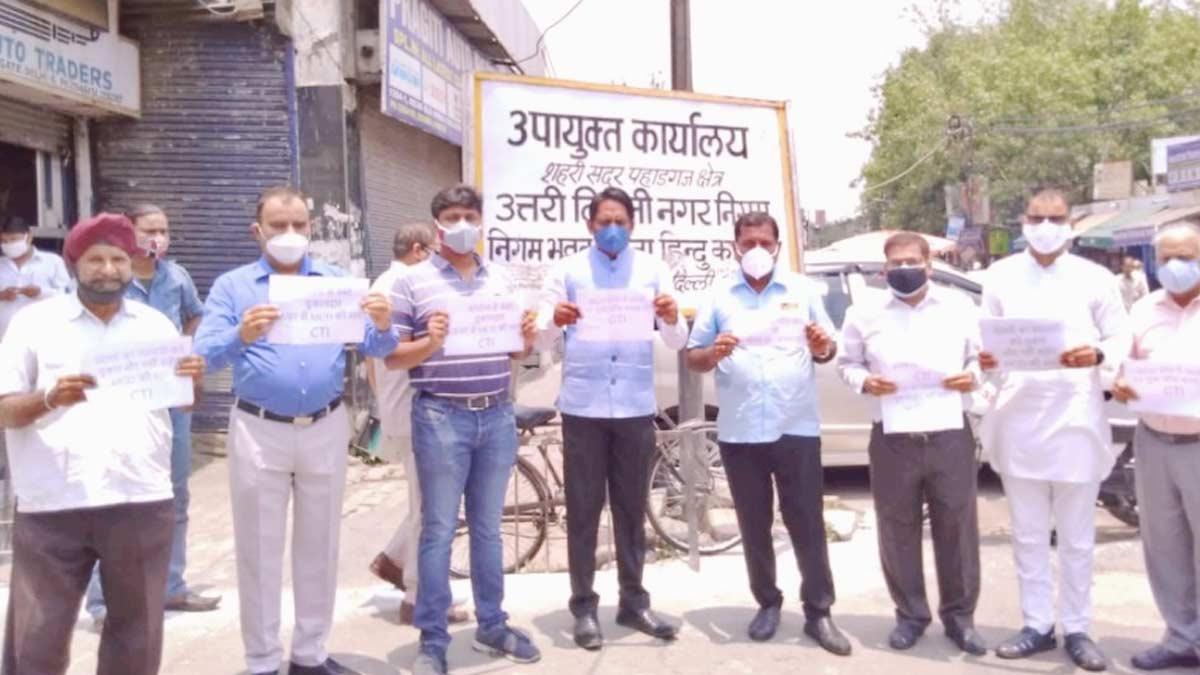 17 गुना फीस बढ़ोतरी का विरोध कर रहे व्यापारी (फोटो-आजतक)