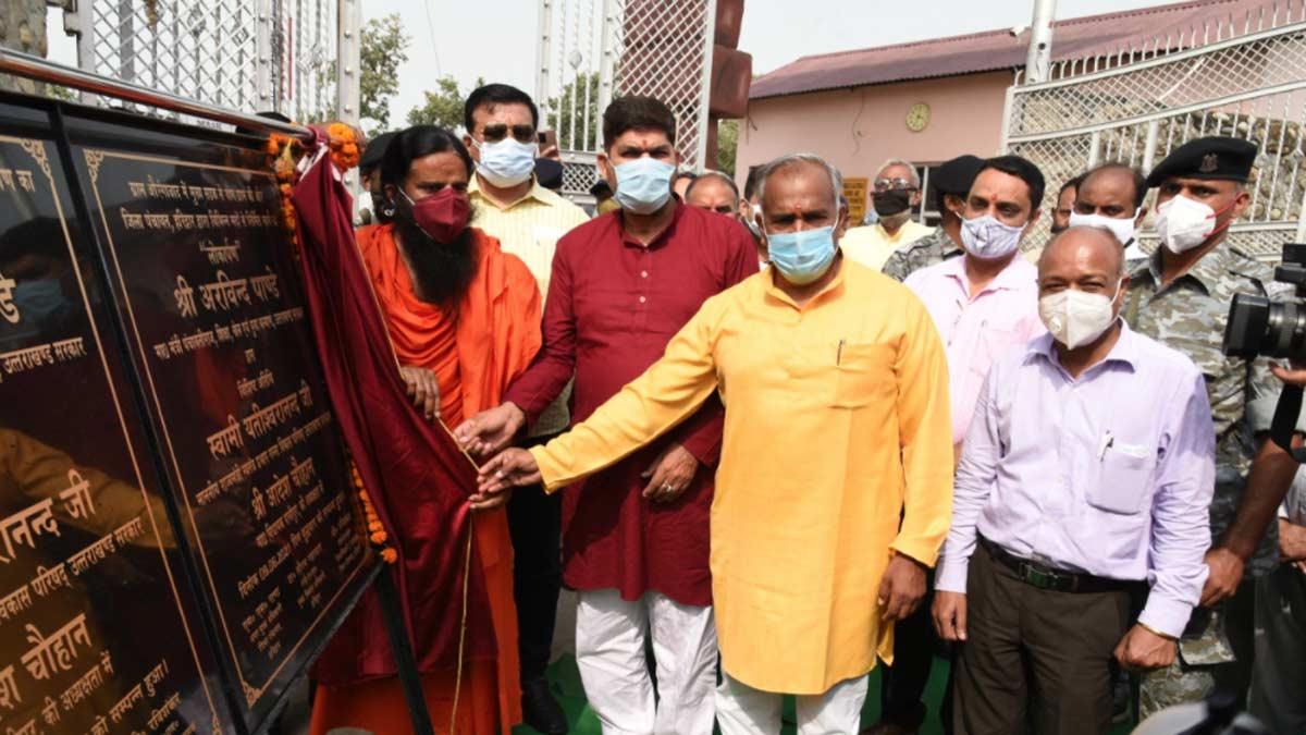 उत्तराखंड के शिक्षा मंत्री अरविंद पांडेय के साथ बाबा रामदेव (फोटो-मुदित)