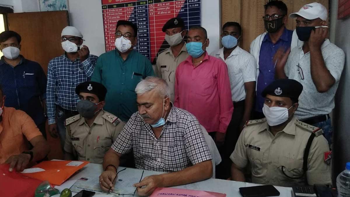 छपरा में नौकरी देने के नाम पर ठगने वाले आरोपी पकड़े गए (फोटो-आजतक)