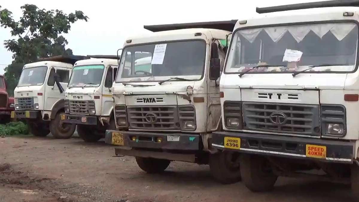 छापेमारी में पकड़ी गई 25 हाइवा में से सिर्फ 4 ही जब्त हो सकी (फोटो-आजतक) 