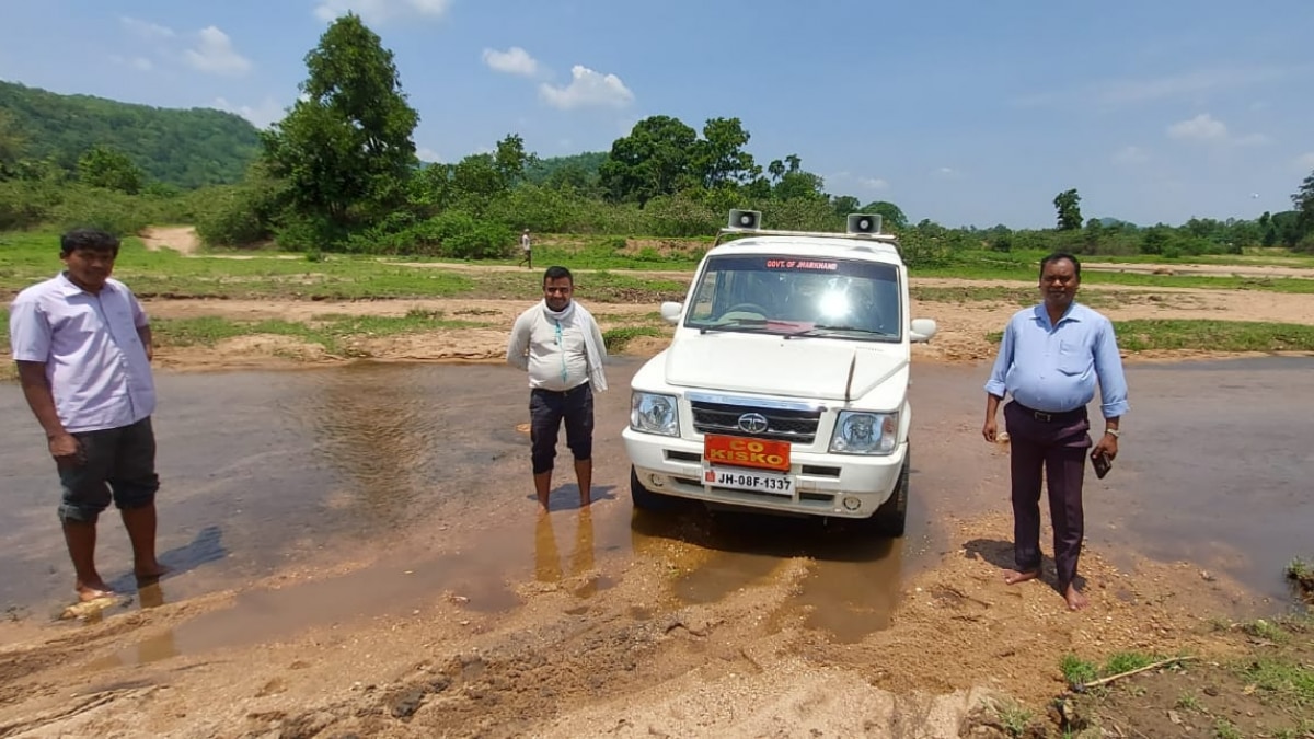 नक्सल प्रभावित क्षेत्र में फंसी अधिकारी की गाड़ी