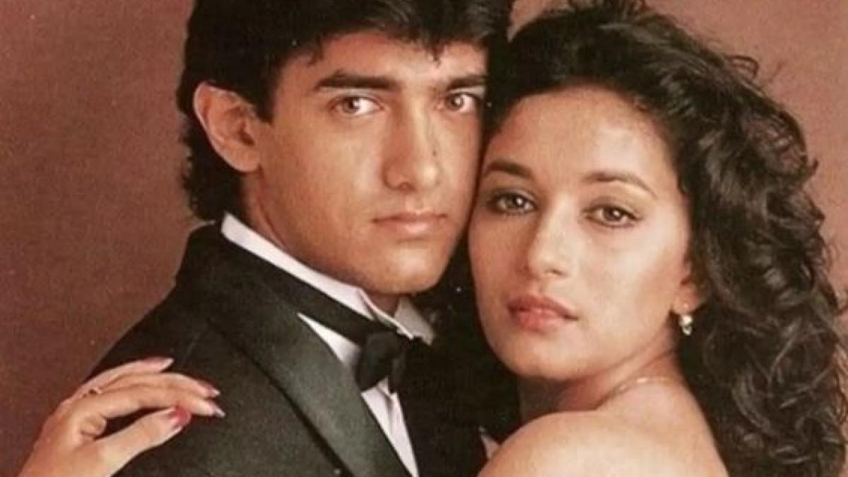 जब आमिर खान से नाराज हुईं माधुरी दीक्षि‍त, हॉकी लेकर एक्टर को दौड़ाया - Aamir Khan spat on Madhuri Dixit hand actress ran with hockey stick tmov - AajTak