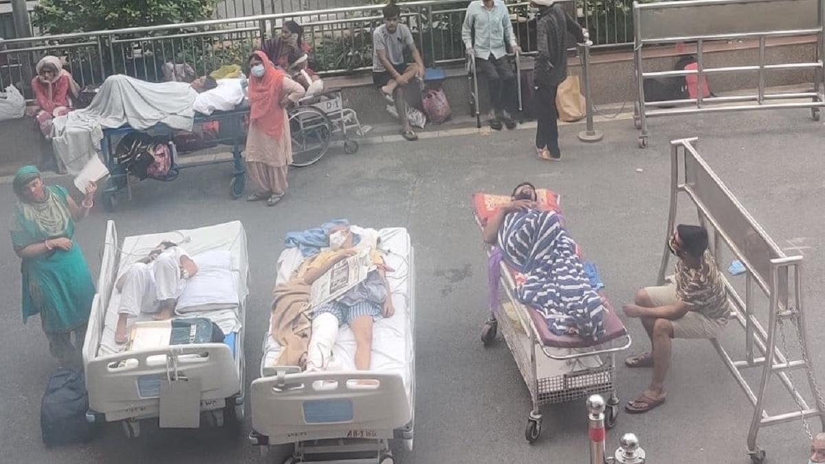 मरीजों को निकाला गया बाहर