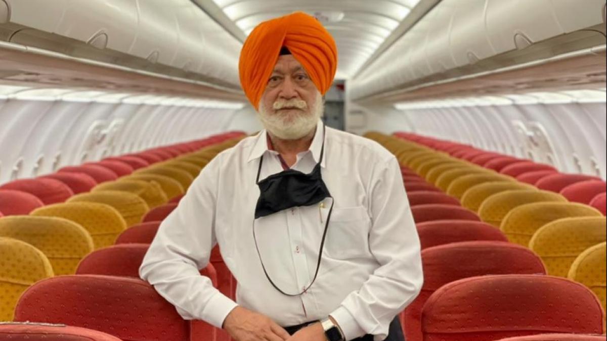 एसपी सिंह ओबेरॉय ने फ्लाइट में अकेले किया सफर
