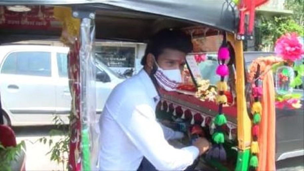 ऑटो ड्राइवर ने मरीजों की फ्री में की मदद (फोटो- आजतक)