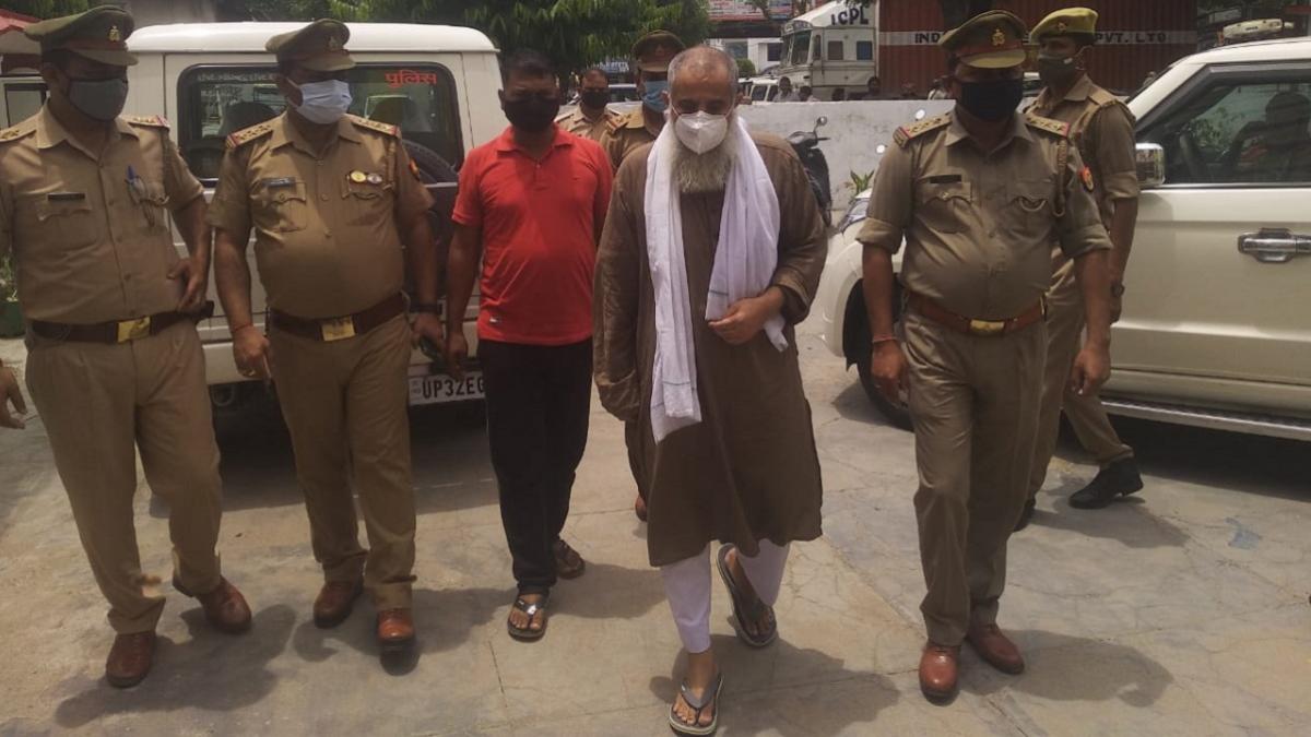 पुलिस ने एसटीएफ की मदद से आरोपियों को गिरफ्तार किया है