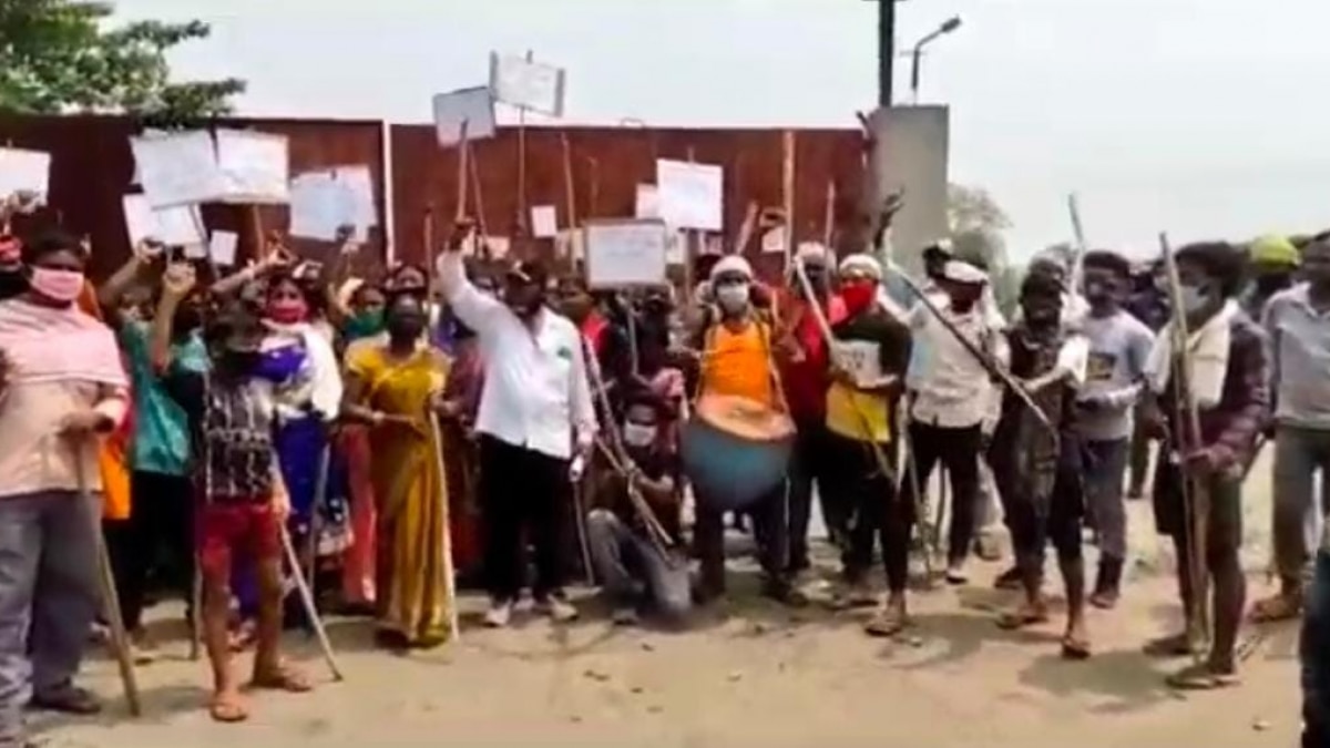 धनबाद: धनुष-लाठी-भाला लेकर प्रदर्शन, प्रशासन के खिलाफ आदिवासियों ने बजाया बिगुल, जानें क्यों?