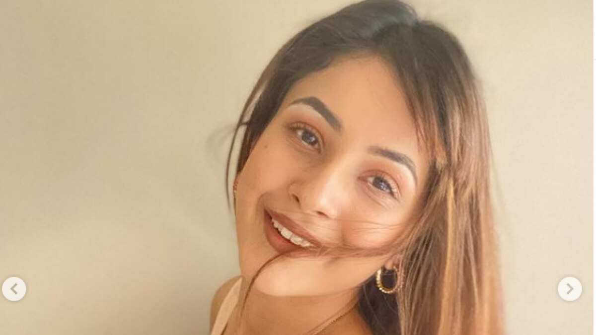 शहनाज गिल ने स्टाफ मेंबर से उतरवाई हील्स, ट्रोल्स बोले- कितना एटिट्यूड है इसमें