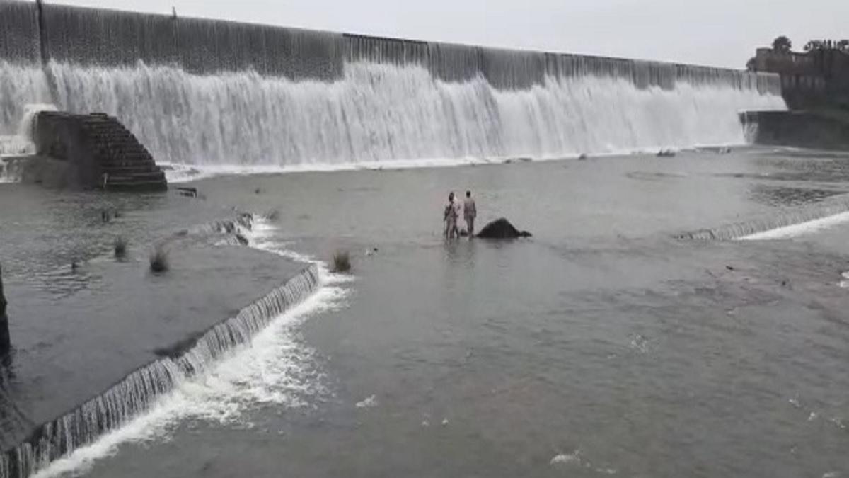 पुलिस और स्थानीय गोताखोंरों की टीम युवक की तलाश में जुटी