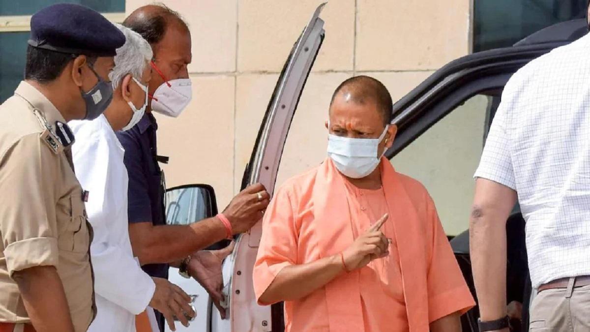  ट्रिपल टी अभियान की जमीनी हकीकत जानने सीएम योगी खुद भी फील्ड में उतर पड़े थे.(फाइल फोटो)