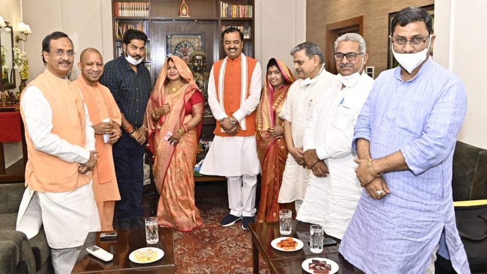 केशव प्रसाद मौर्य के घर पर मुख्यमंत्री योगी आदित्यनाथ, भाजपा और RSS के सदस्य (फोटो: PTI)