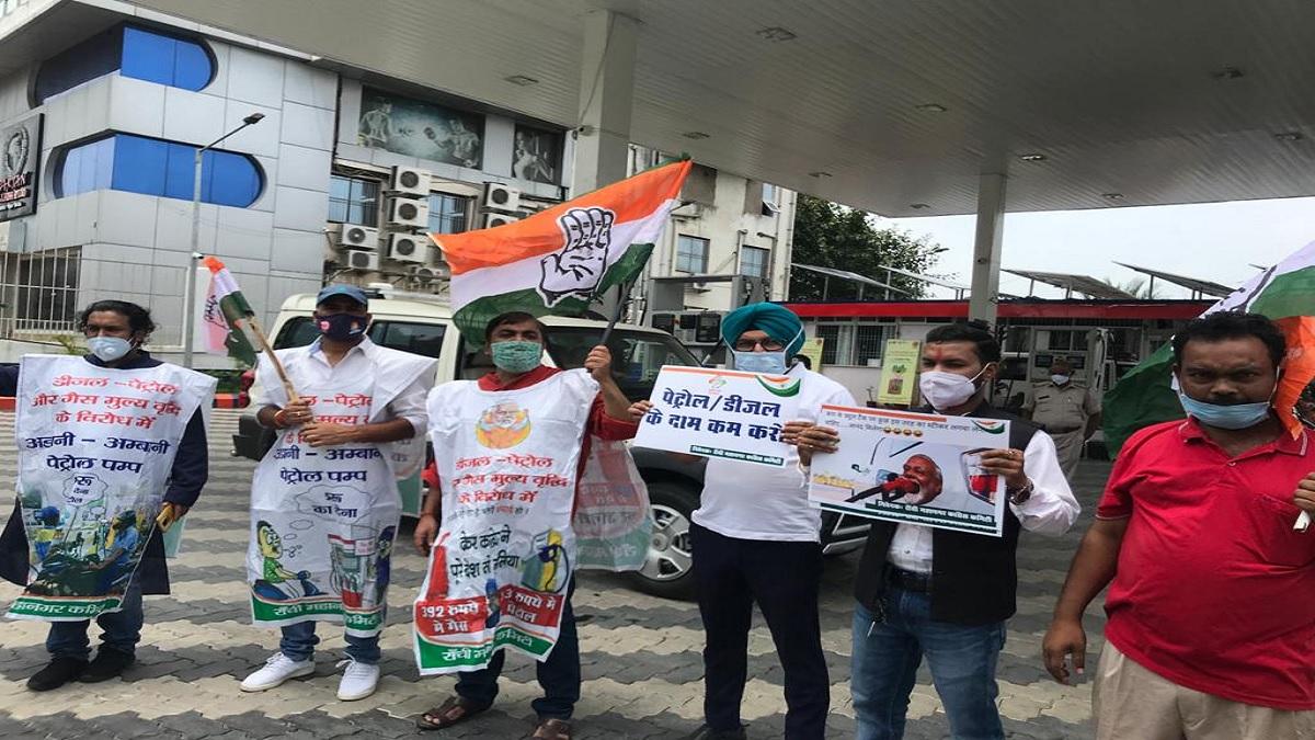 रांची में कांग्रेस कार्यकर्ताओं ने पेट्रोल पंप पर किया विरोध प्रदर्शन.