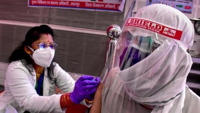 देश में अभी कई जगहों पर वैक्सीनेशन को लेकर शिकायत आ रही. (फाइल फोटो) देश में अभी कई जगहों पर वैक्सीनेशन को लेकर शिकायत आ रही. (फाइल फोटो)