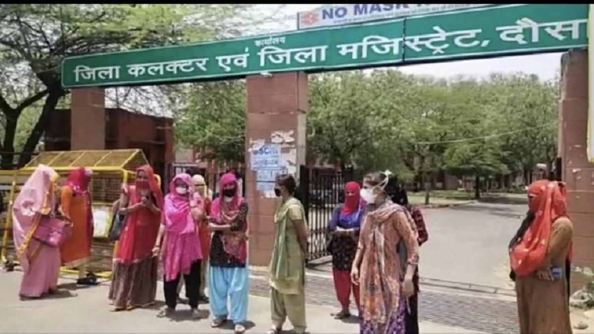 दौसा में प्रदर्शन करतीं नर्सिंग स्टाफ.