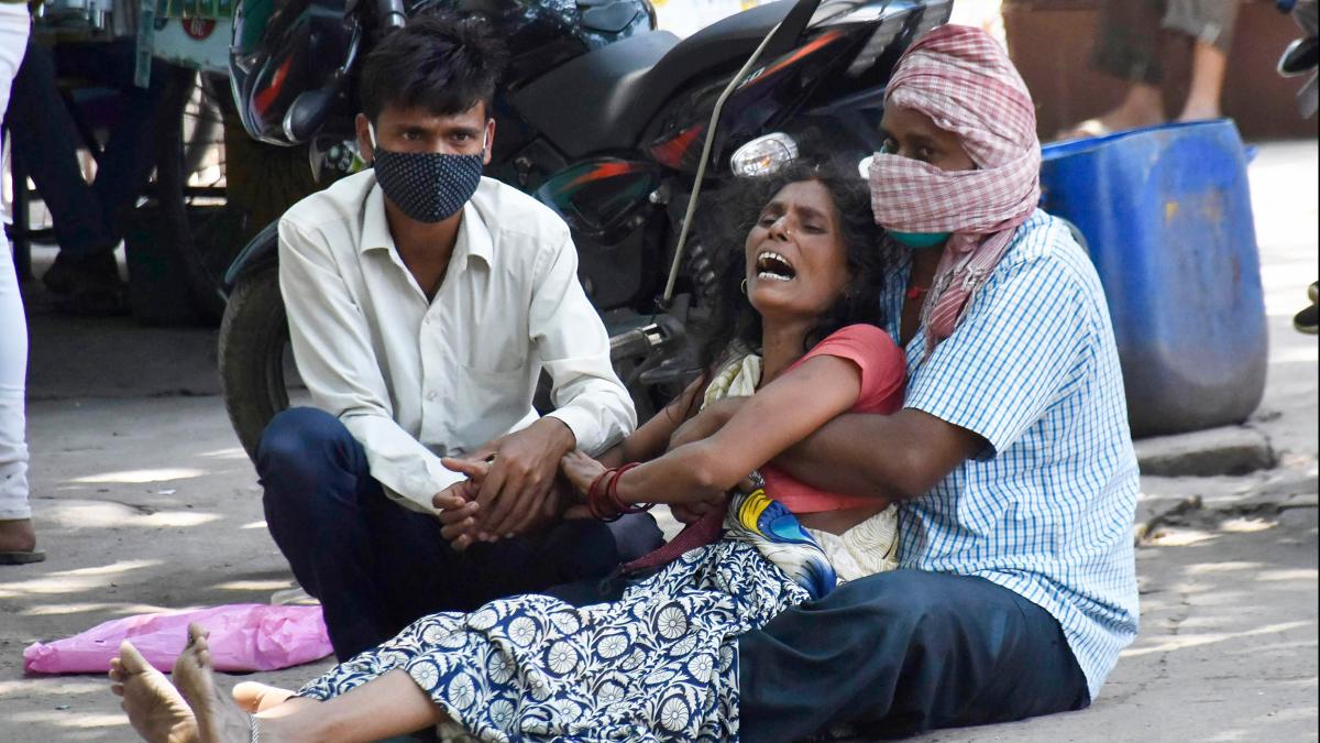 कोरोना से जान गंवाने वाले का रोता-बिलखता परिवार (फोटो-PTI)