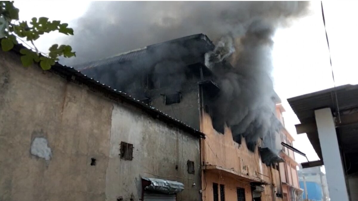 उद्योग नगर स्थित एक गोदाम में भीषण आग लग गई