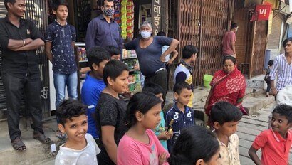 धरावी में कोरोना को लेकर लापरवाह लोग (फोटो- आजतक) धरावी में कोरोना को लेकर लापरवाह लोग (फोटो- आजतक)