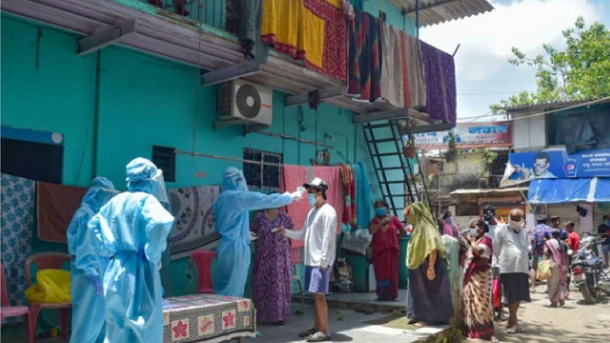 धारावी में कोरोना की जांच करता मेडिकल कर्मचारी (फाइल फोटो)