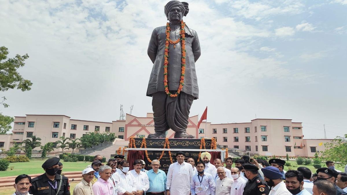 दुष्यंत चौटाला ने देवीलाल की प्रतिमा का अनावरण किया था