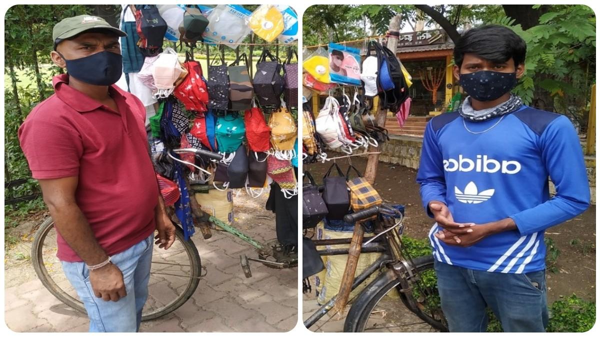 भूपेंद्र और सनी साइकिल पर बेचते हैं मास्क.