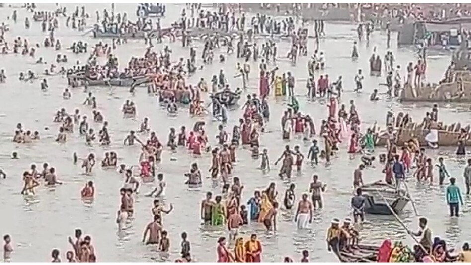 न मास्क, न सोशल डिस्टेंसिंग...गंगा स्नान पर उड़ी कोरोना प्रोटोकॉल की धज्जियां - ganga dussehra 2021 ganga snan covid protocols no mask no social distancing - AajTak