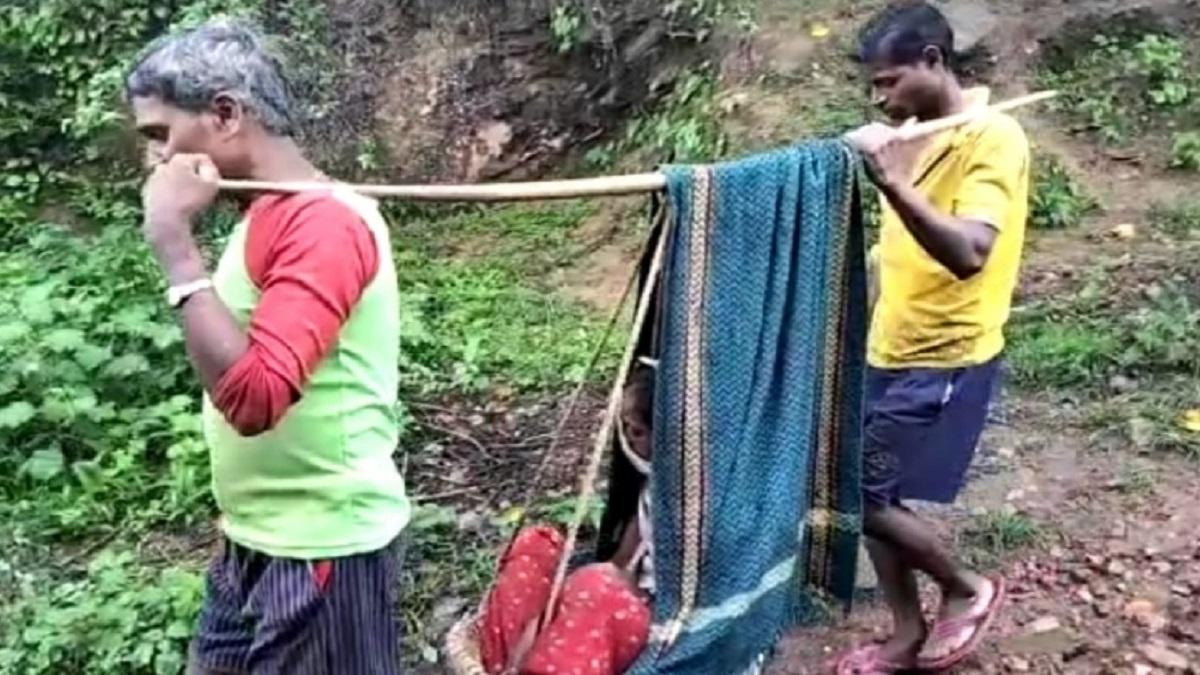 झारखंड के केवना गांव में इस सदी में भी नहीं पहुंची है सड़क.