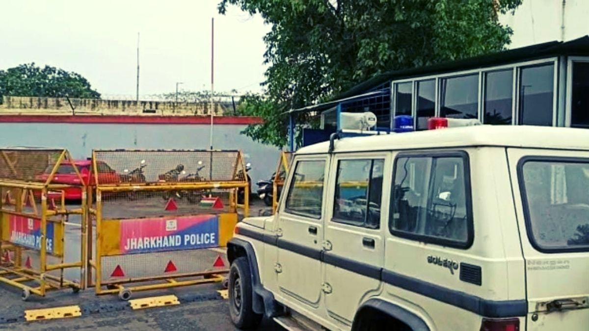 नेगेटिव रिपोर्ट बनाने वालों को एयरपोर्ट परिसर किया है अरेस्ट 