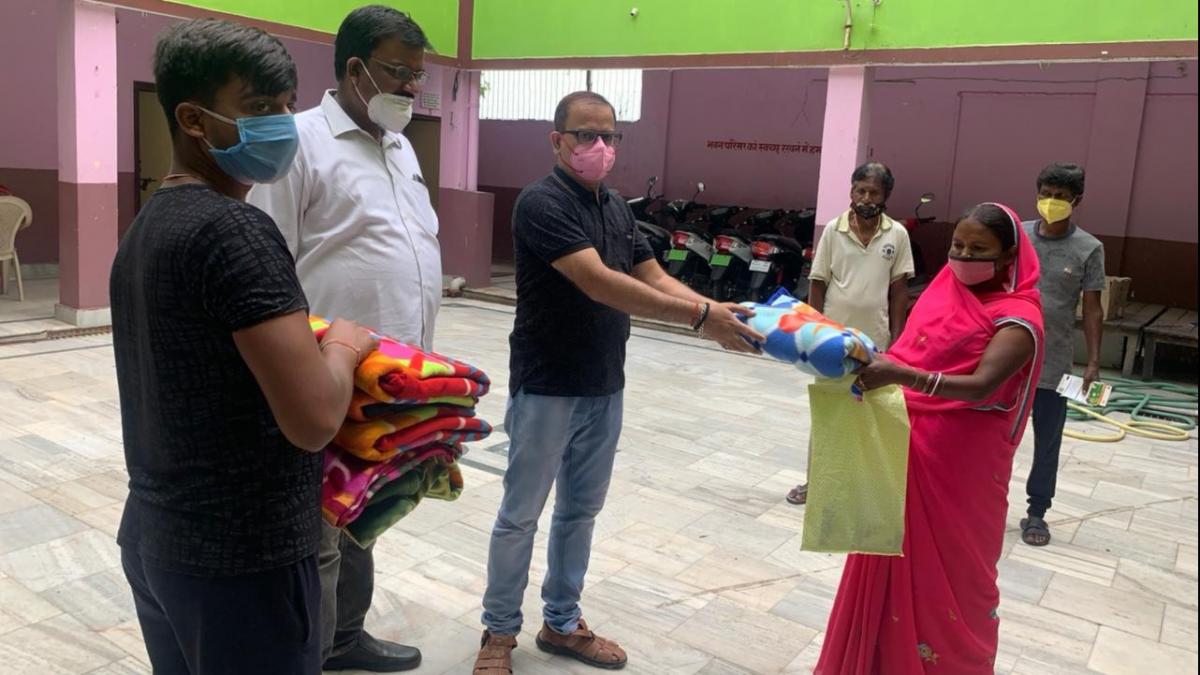 वैक्सीन लगवाने पर दिया जा रहा इनाम