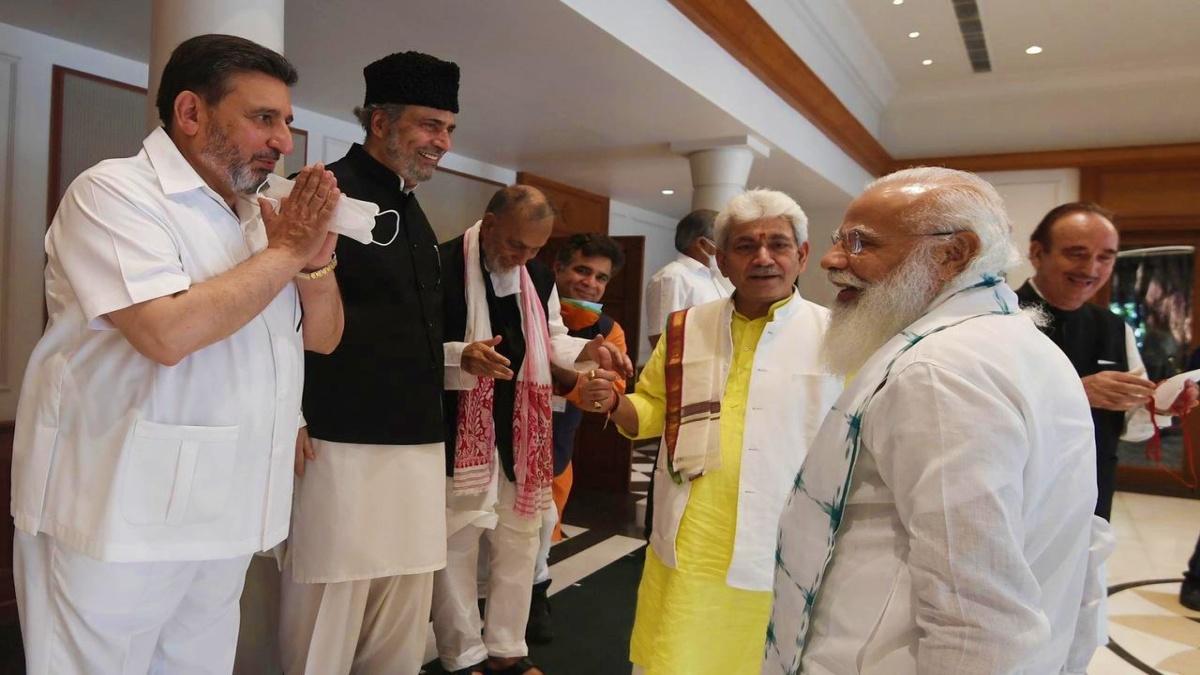 जम्‍मू-कश्‍मीर के नेताओं से मिलते पीएम मोदी 