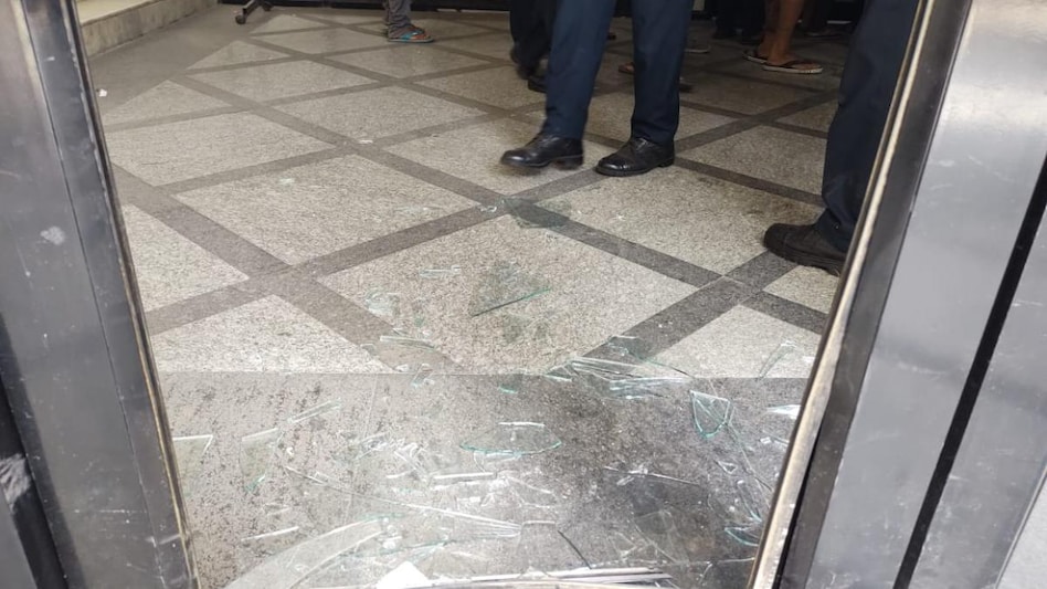 दिल्ली: JNU की लाइब्रेरी में तोड़फोड़, टूटे शीशे, पुलिस ने दर्ज किया केस - Delhi: JNU library vandalized, broken glass, police registered a case - AajTak