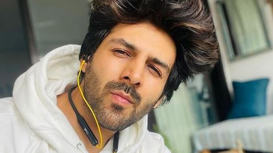 कार्तिक आर्यन ने शेयर की नए लुक की फोटो, कहा- 'आ रहा है कुछ अलग सा' - Kartik Aaryan drops an edgy picture given hint dhamaka said this bollywood actor tmov - AajTak