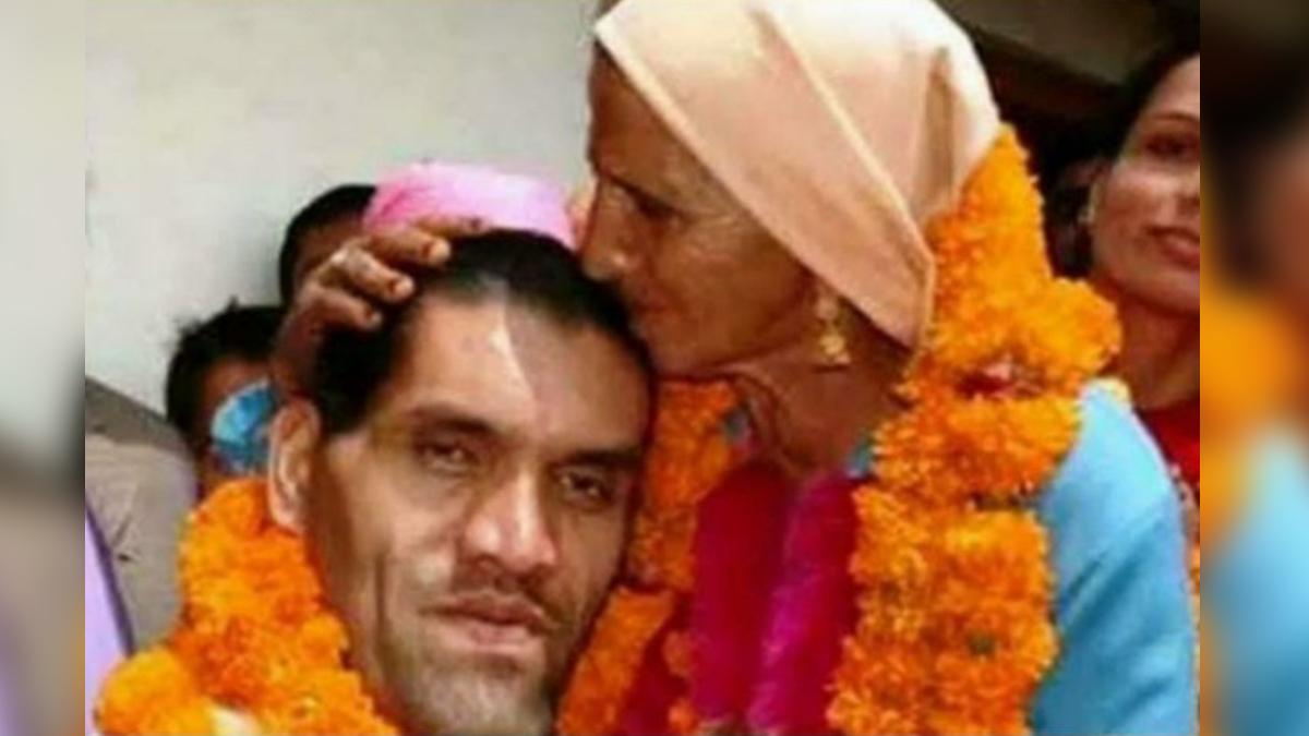 अपनी मां के साथ द ग्रेट खली (फाइल फोटो)