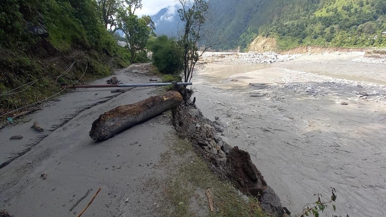 Uttarakhand: पिथौरागढ़ में भूस्खलन से मची भारी तबाही, कई गावों से संपर्क टूटा, लोगों का पलायन शुरू - Uttarakhand Pithoragarh district landslide heavy rain disrupt traffic and road connectivity lbs - AajTak