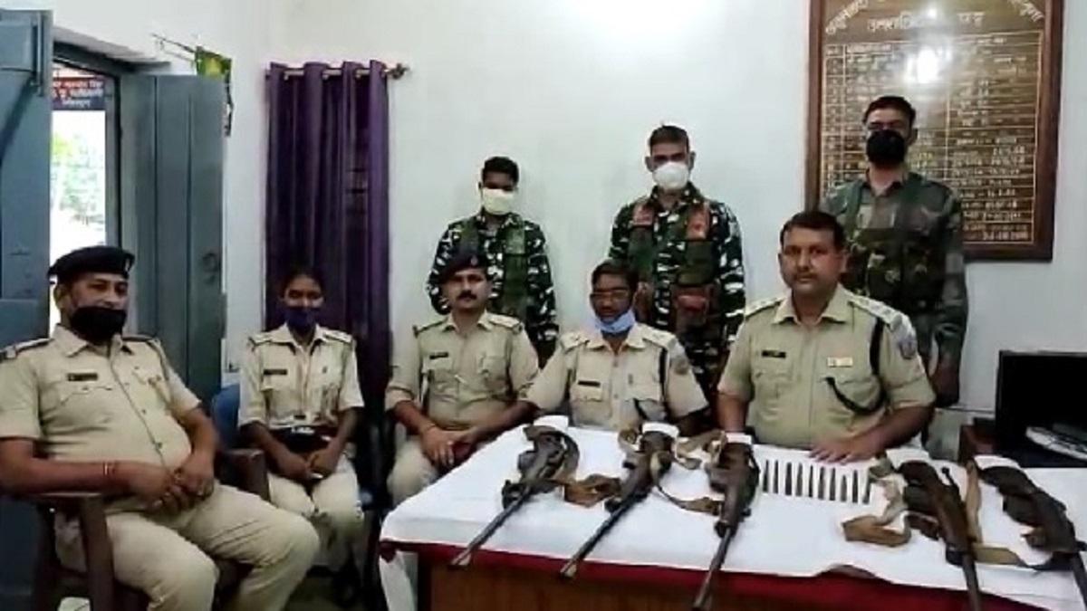 पुलिस ने नक्सली के घर से बरामद किए कई हथियार 