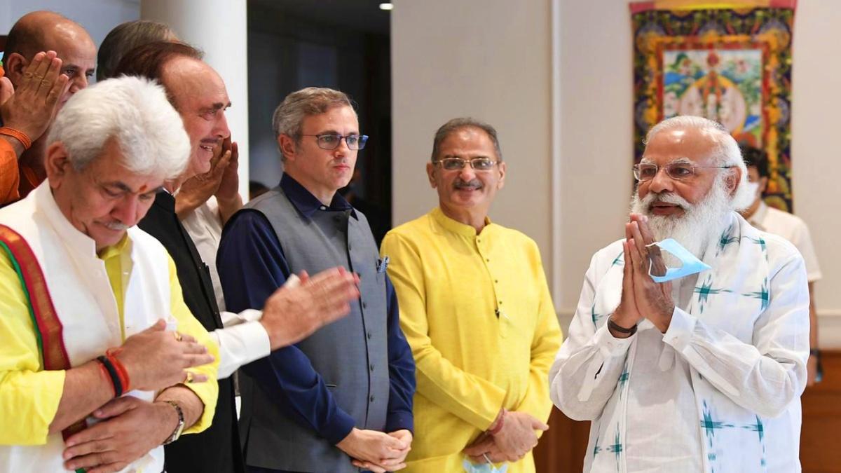 पीएम आवास में नेताओं का स्वागत करते प्रधानमंत्री मोदी