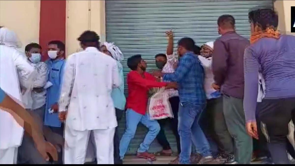 शाजापुर में बीज निगम गोदाम के बाहर भगगड़ 