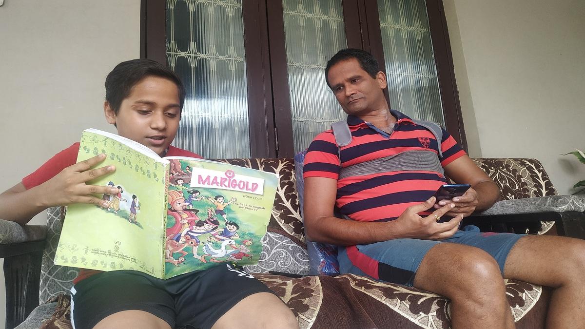 मध्य प्रदेश में महंगे स्कूलों से बच्चों को अभिभावक निकाल रहे.