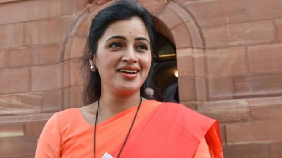 सांसद नवनीत कौर राणा को राहत, जाति प्रमाण पत्र के आदेश पर SC ने लगाई रोक - Relief to MP Navneet Kaur Rana, SC stays order of caste certificate - AajTak