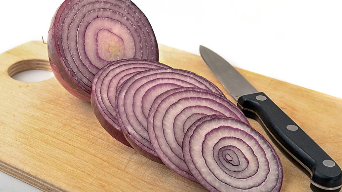 Tips To Cut Onion इन टिप्स को फॉलो कर काटें प्याज, नहीं निकलेंगे आंसू