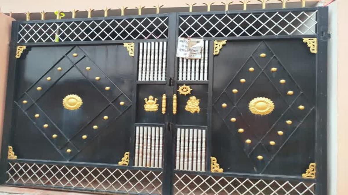 घर के बाहर लगा पोस्टर