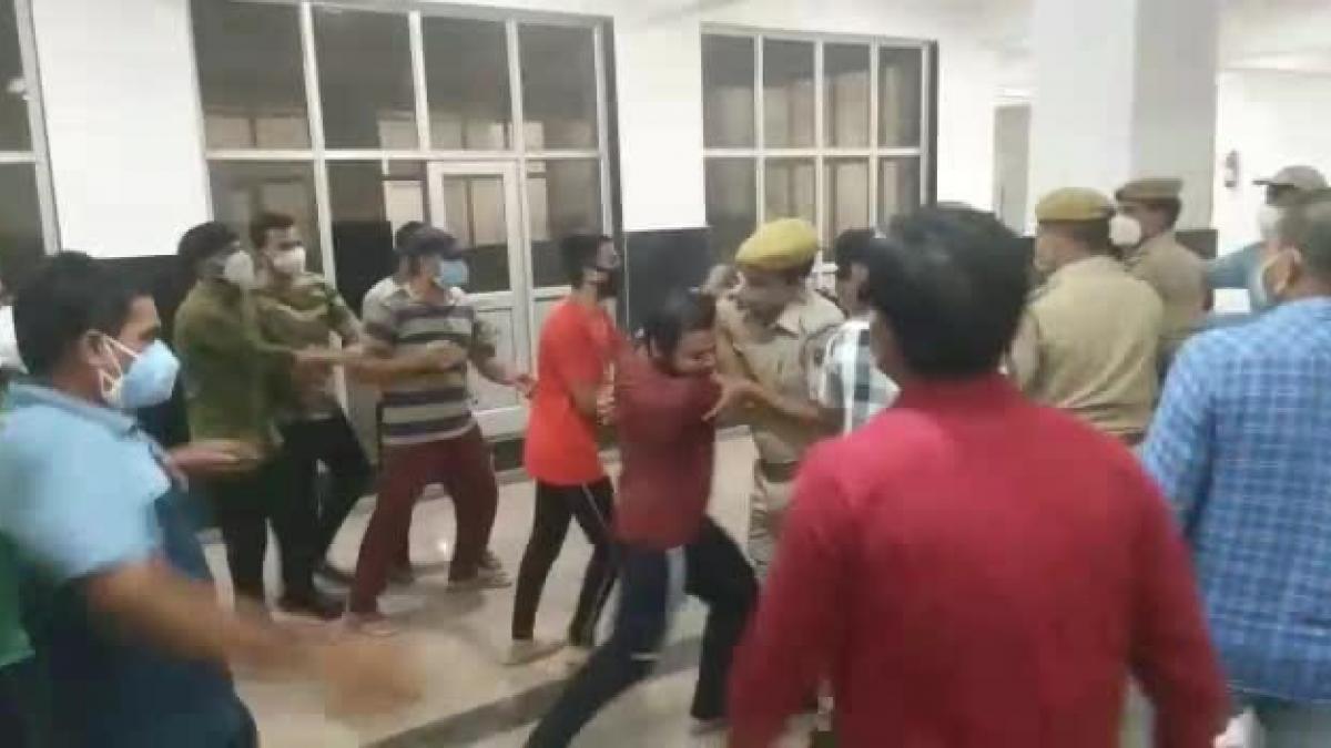 मृतक के परिजनों और डॉक्टर्स में हुई मारपीट