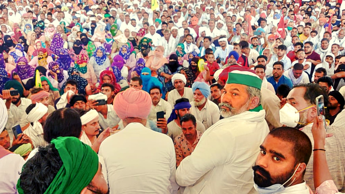 राकेश टिकैत और अन्य किसान नेता धरने पर बैठे हुए हैं (फोटो- @RakeshTikaitBKU)